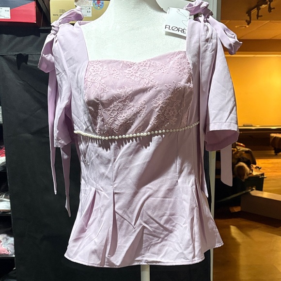 Flores & Flores Tops - 37c# NWT Flores W Sz S lavender top with lace,pearls, and bows( ribbons) accents